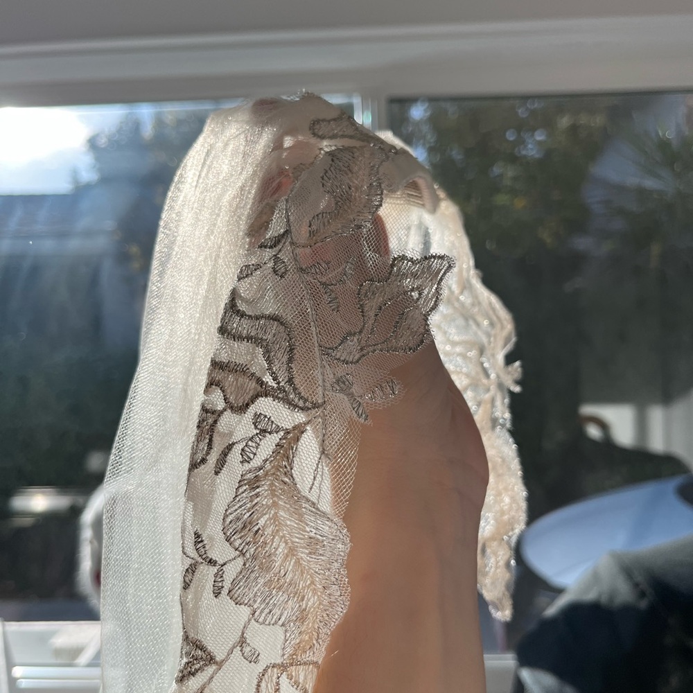 David’s Bridal dark ivory cathedral veil - Picture 6 of 6